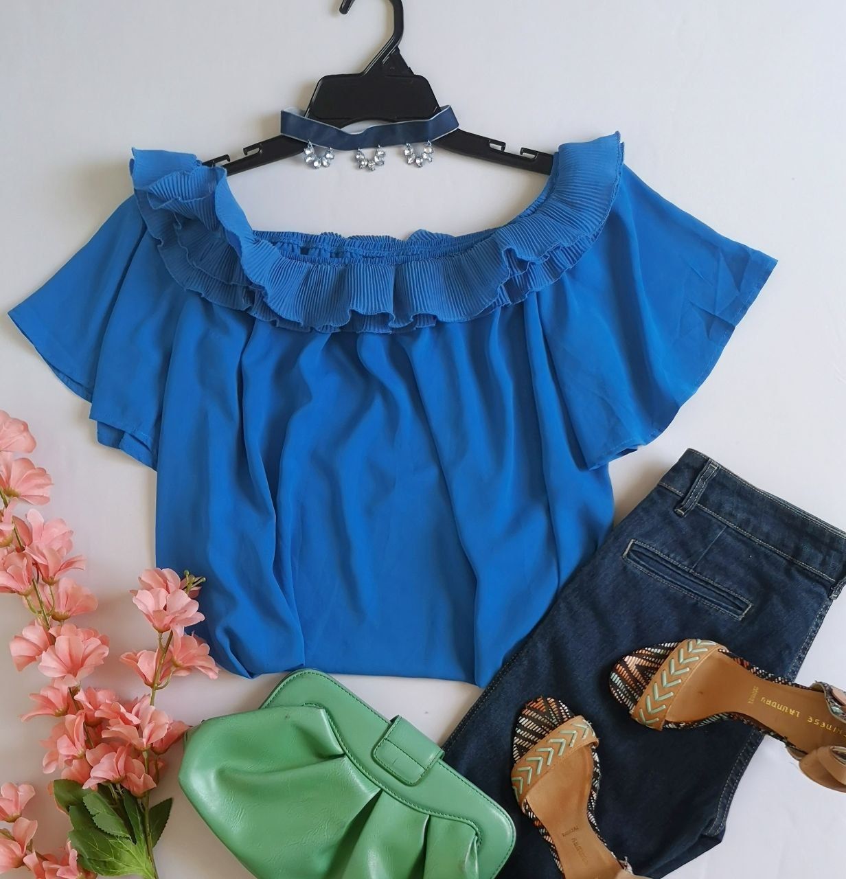 BLUSA CON OLANES INCLUYE COLLAR 