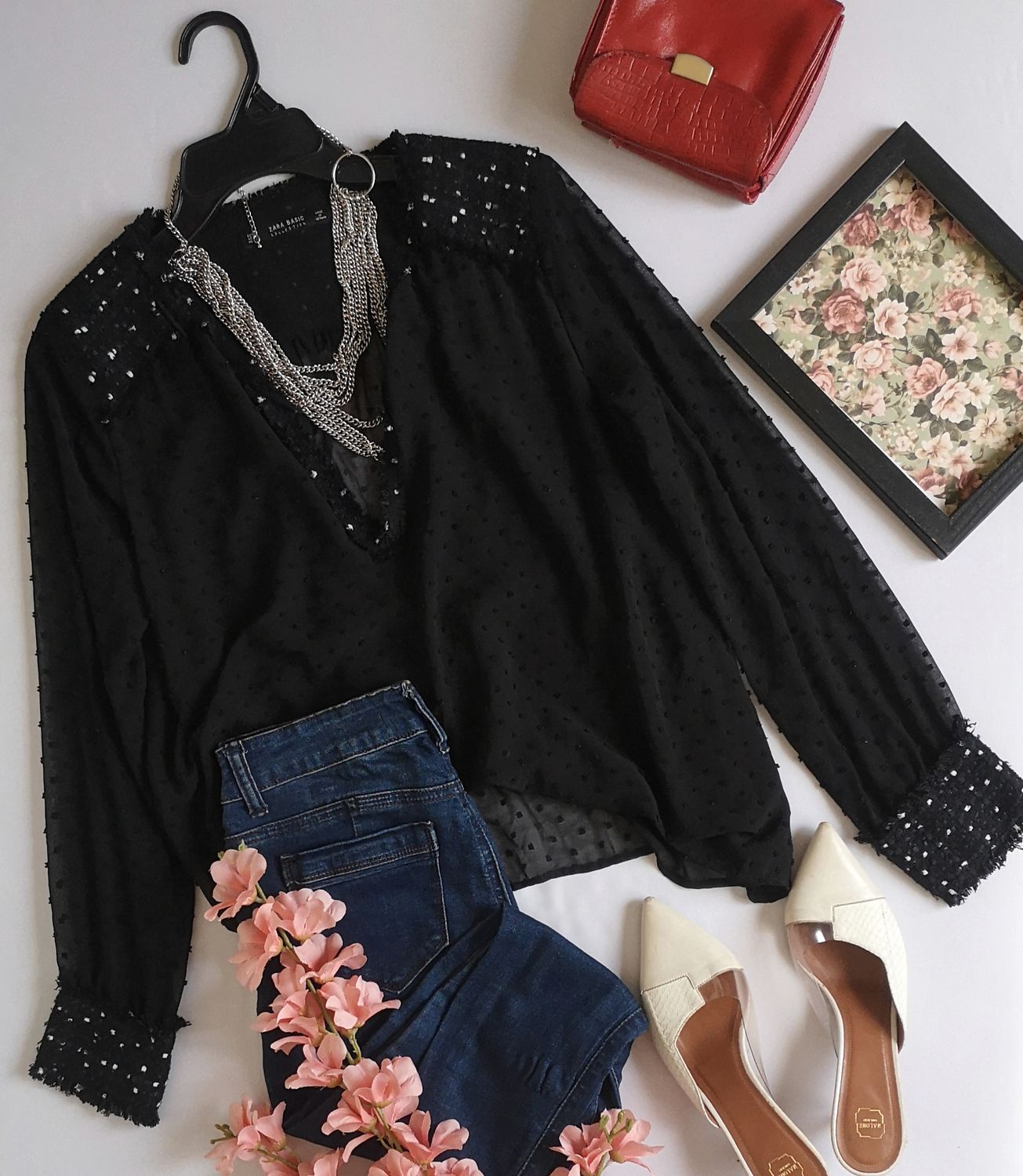 BLUSA CON BOLITAS EN LA TELA INCLUYE COLLAR
