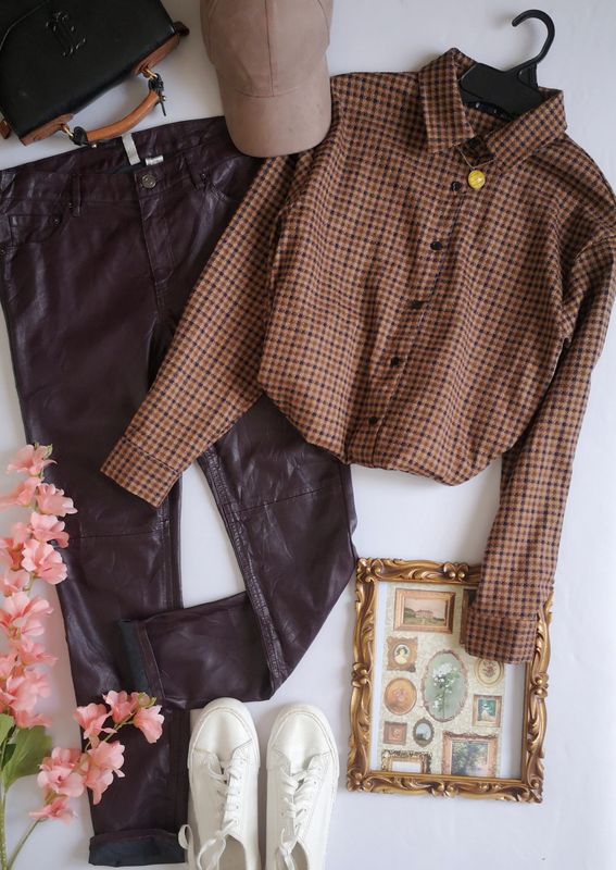 PANTALÓN TIPO CUERO Y BLUSA CON BOTONES