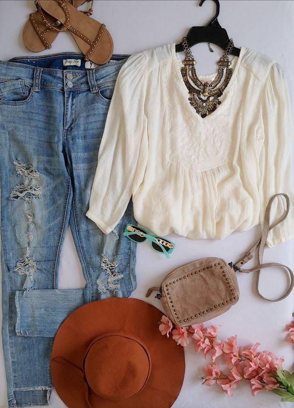 BLUSA LARGA CON JEANS RASGADO 