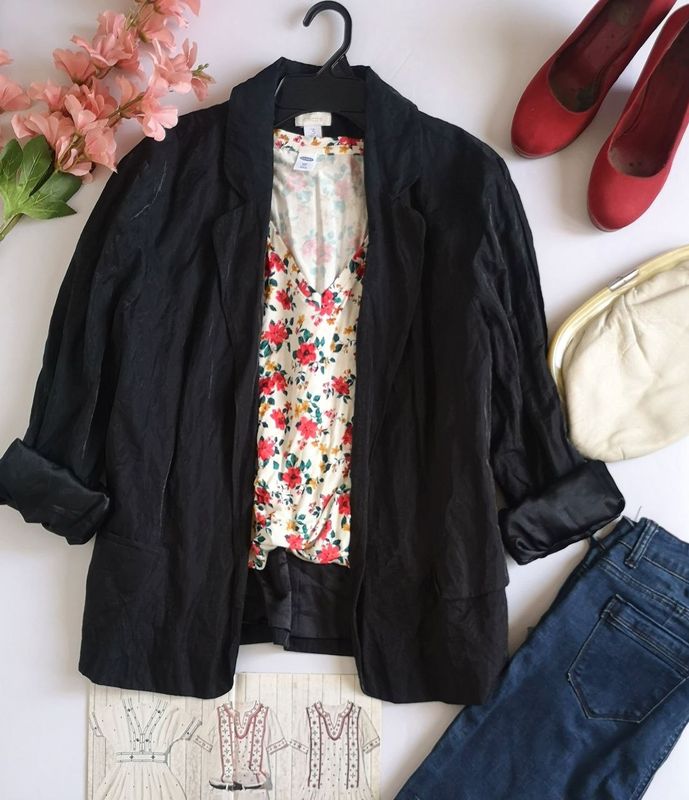 BLAZER CORRUGADO Y BLUSA CUELLO EN V