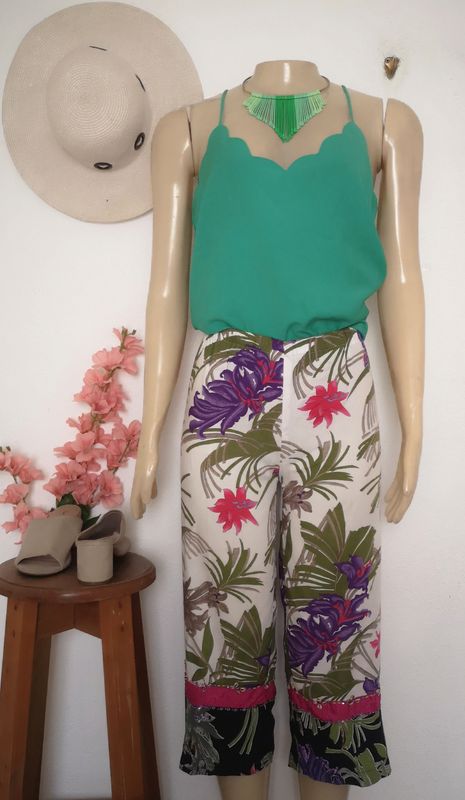 PANTALÓN CORTO Y BLUSA DE TIRANTES