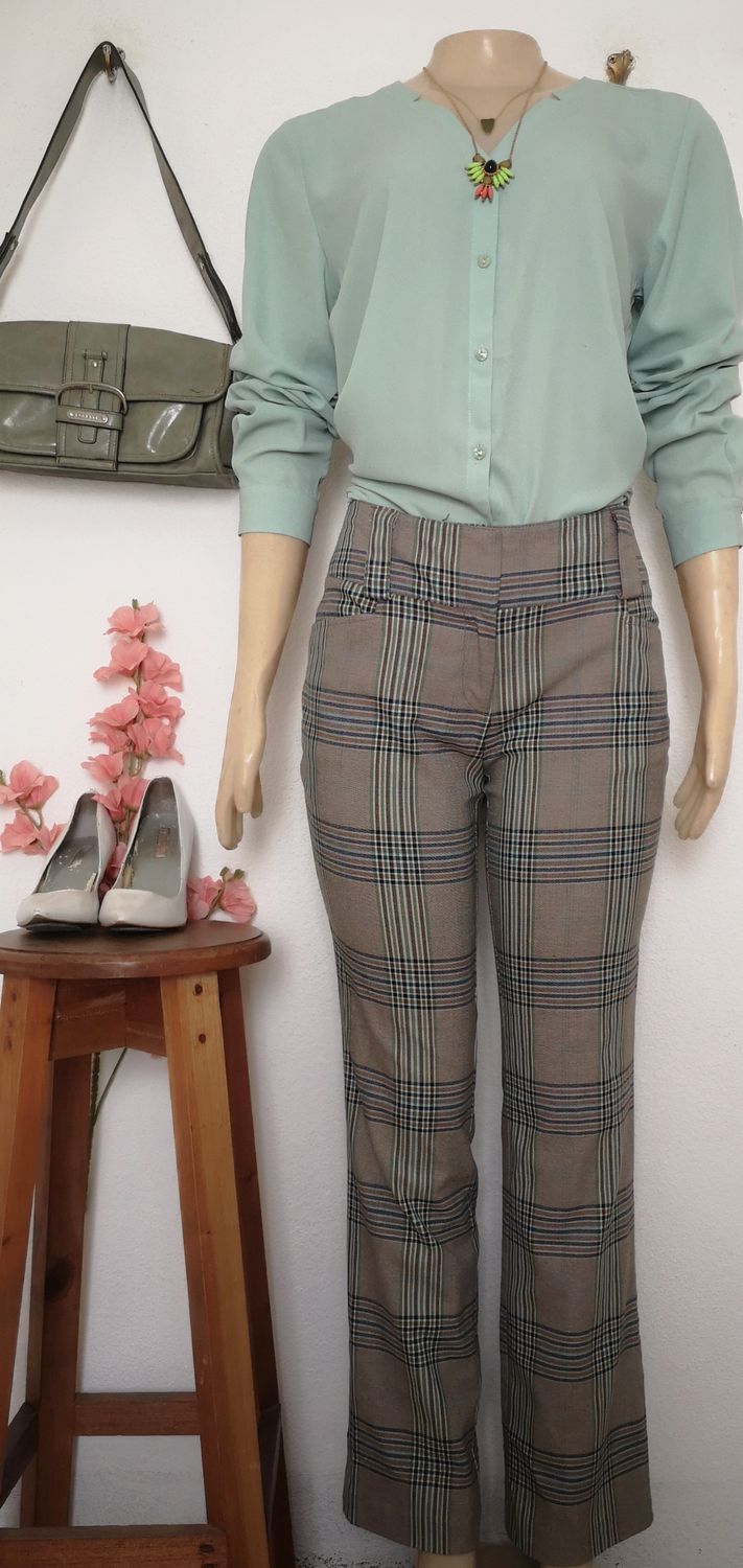 PANTALÓN CORTE RECTO Y BLUSA CUELLO EN V