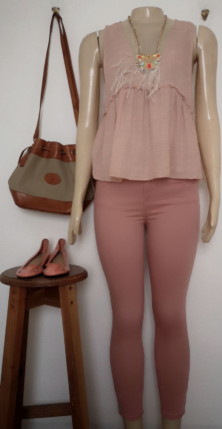 PANTALÓN SKINNY Y BLUSA TIPO PEPLUM
