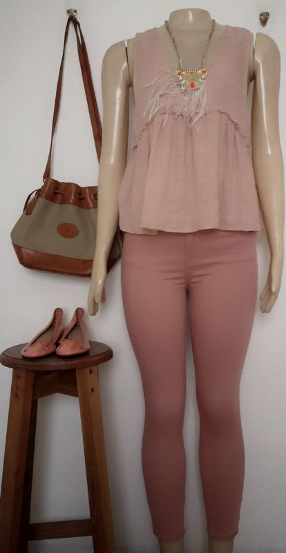 PANTALÓN SKINNY Y BLUSA TIPO PEPLUM