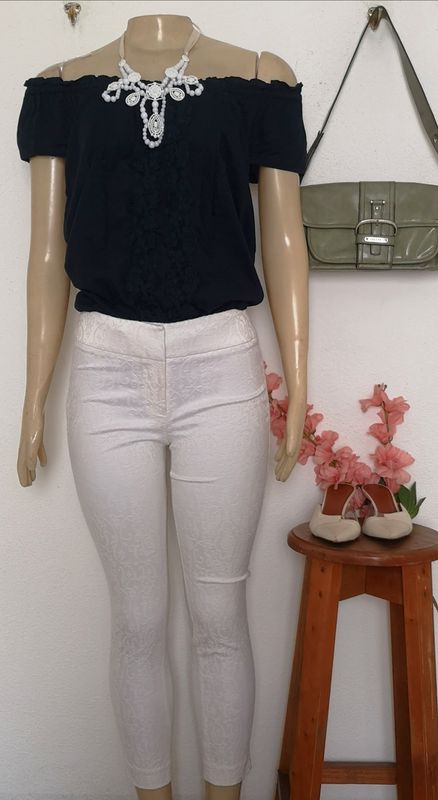 PANTALÓN CON DETALLES EN LA TELA Y BLUSA