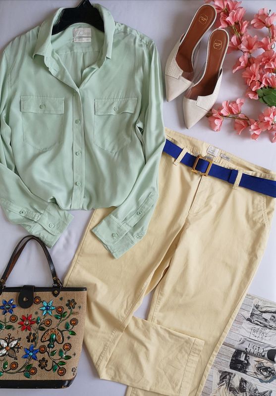 PANTALÓN CON BOLSAS A LOS LADOS Y BLUSA DE SEDA