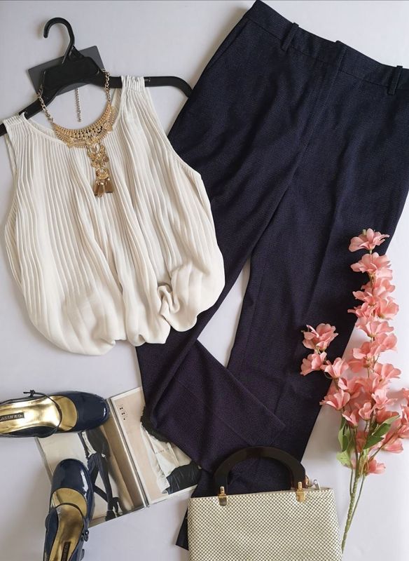 BLUSA PLISADA Y PANTALÓN CON BOLSAS A LOS LADOS 