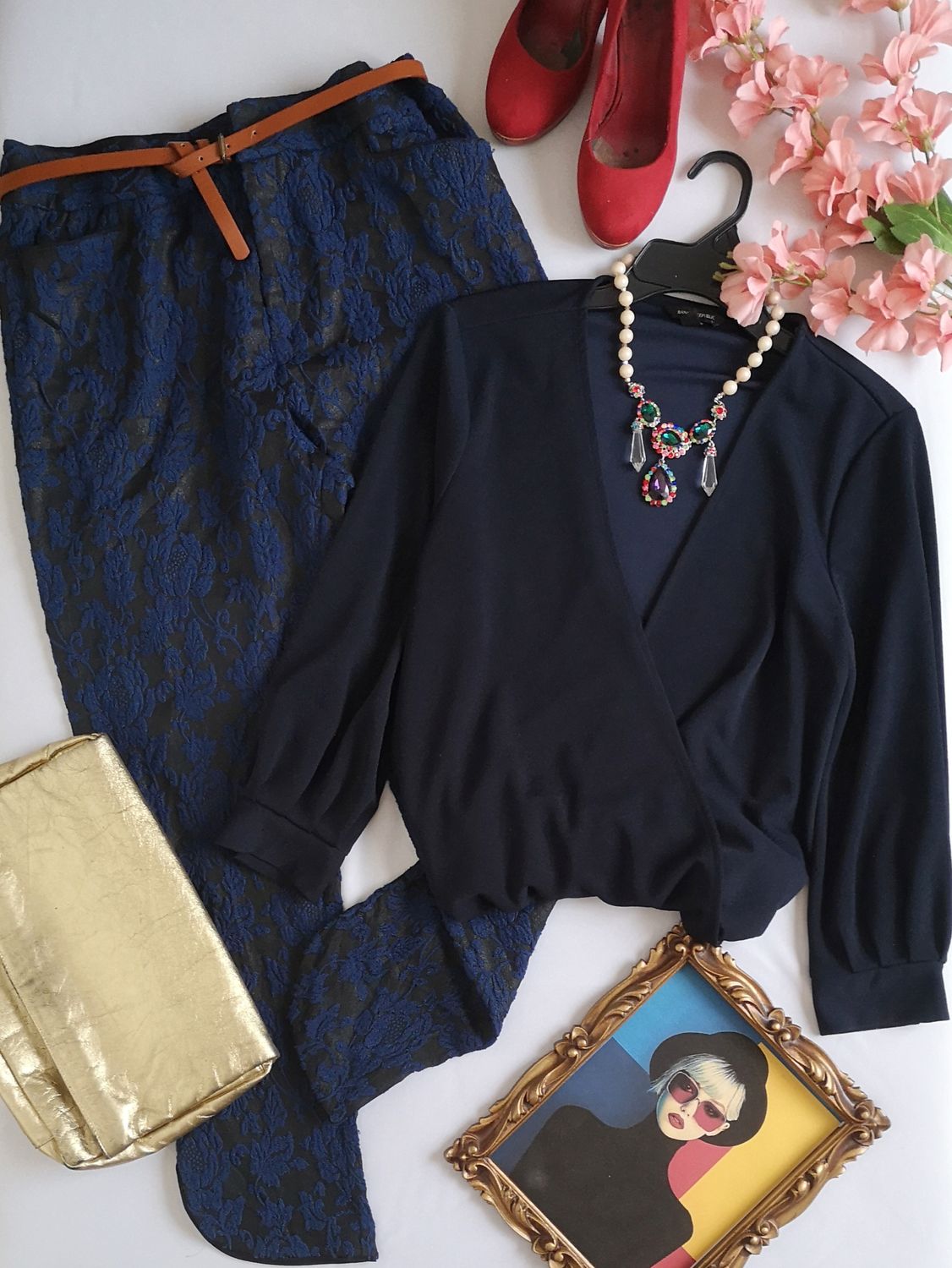 BLUSA TRASLAPADA Y PANTALÓN CON DETALLES EN LA TELA
