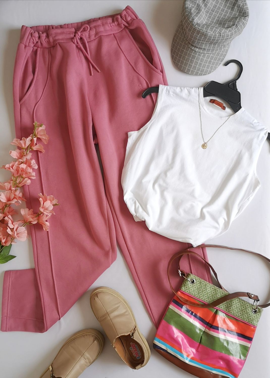 PANS CON BOLSAS Y BLUSA SIN MANGAS