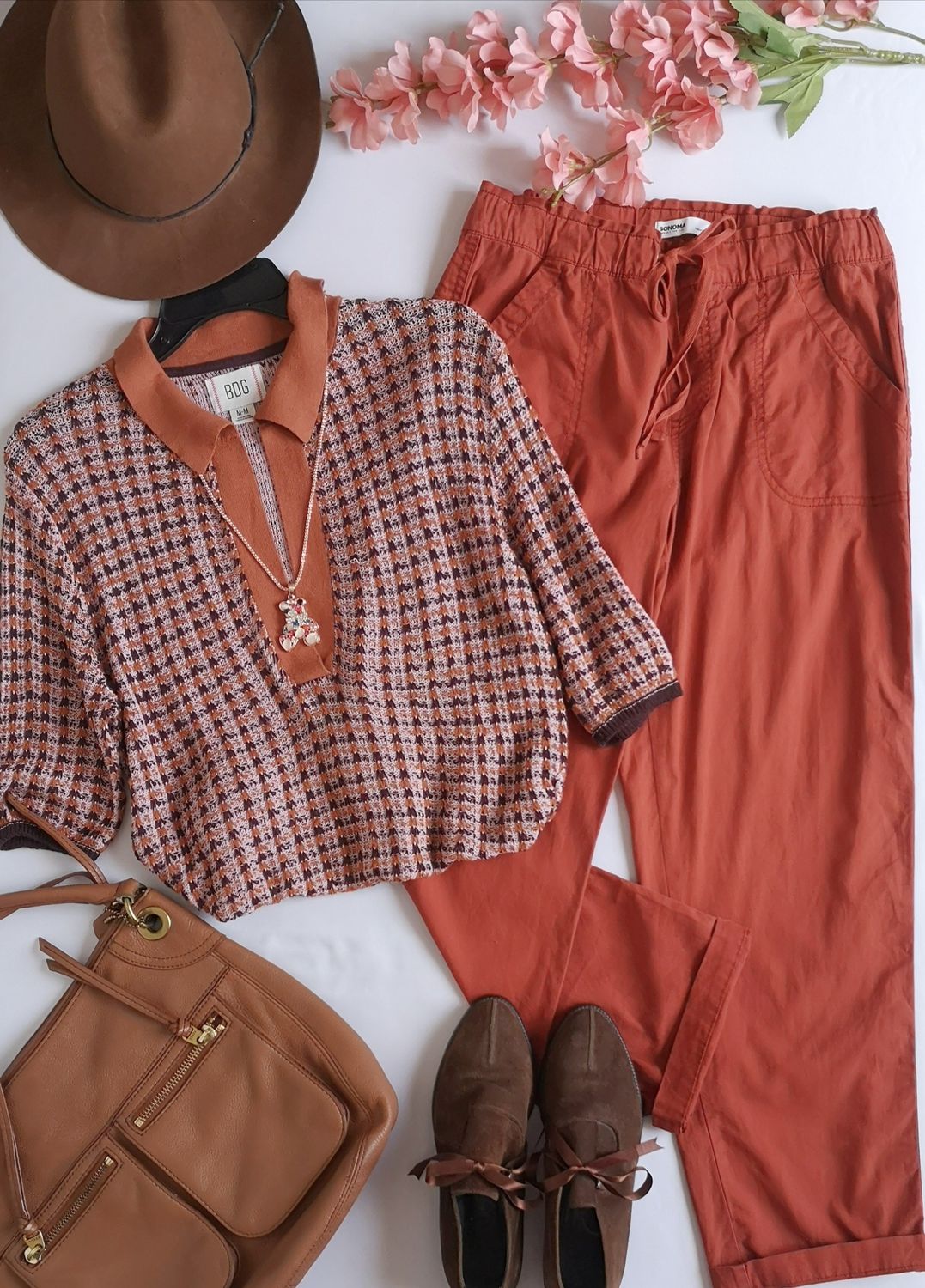 PANTALÓN TIPO POLO TEJIDA Y PANTALÓN CON ELÁSTICO EN LA CINTURA