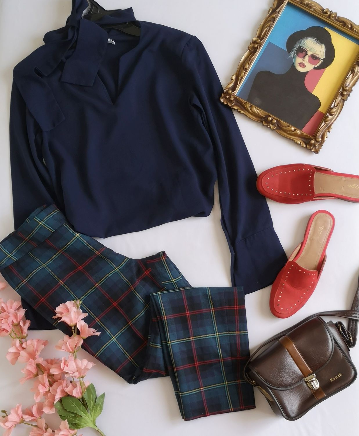 PANTALÓN CORTE RECTO CON BLUSA CON CINTO