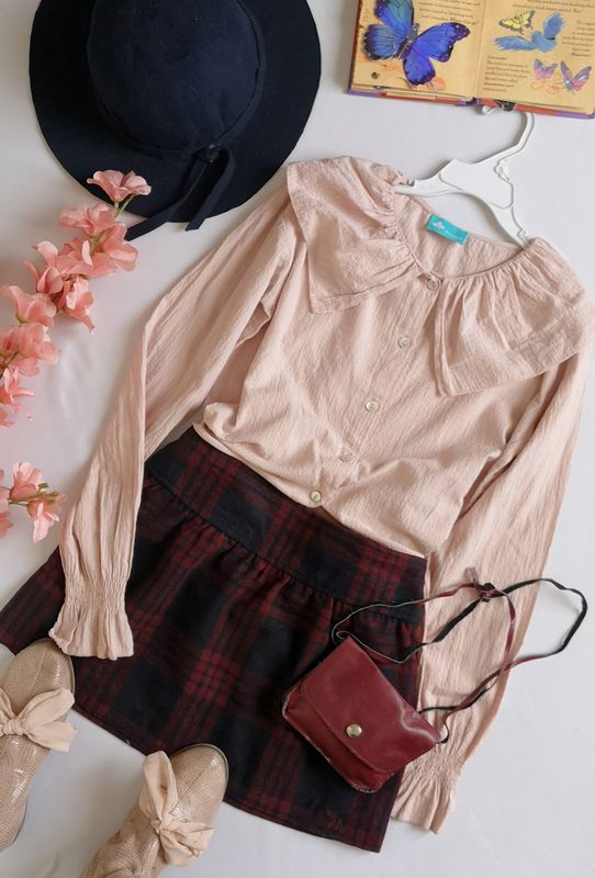 BLUSA CUELLO ANCHO Y FALDA DE CUADROS