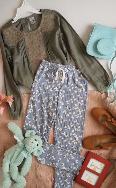 PANTALÓN TELA SUAVE Y BLUSA CON DETALLES DE TEJIDO