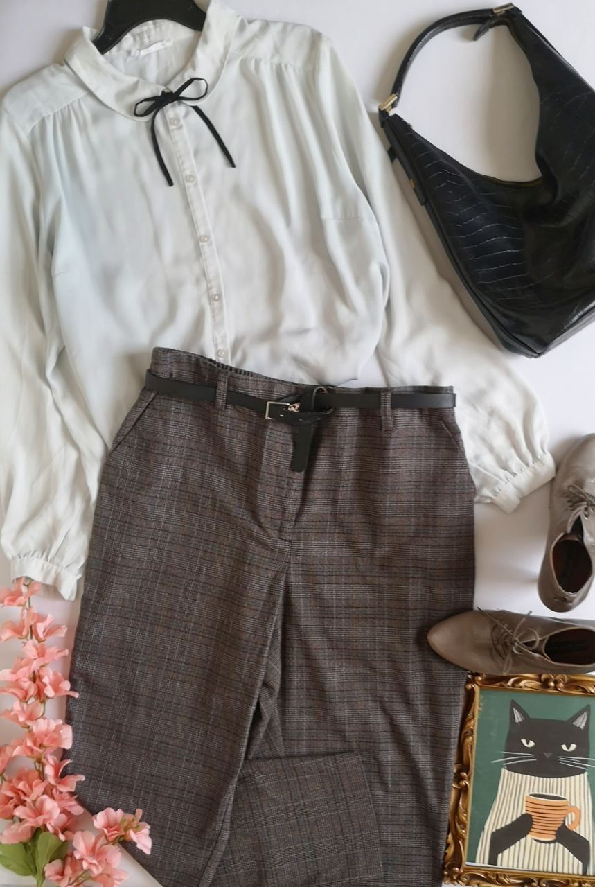 BLUSA CON MOÑO Y PANTALÓN CON ELÁSTICO EN LA CINTURA 