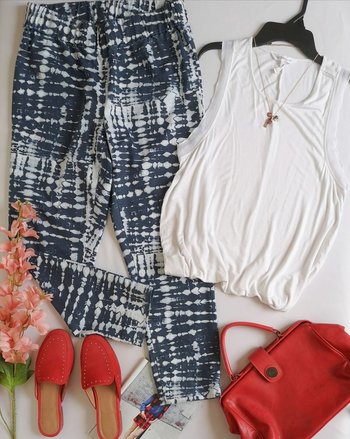 CAMISETA Y PANTALÓN CON ELÁSTICO EN LA CINTURA