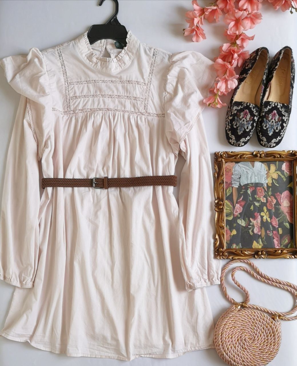 VESTIDO CON OLANES EN LAS MANGAS INCLUYE CINCHO 