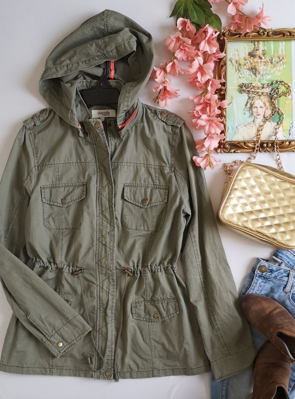 JACKET CON GORRO REMOVIBLE 