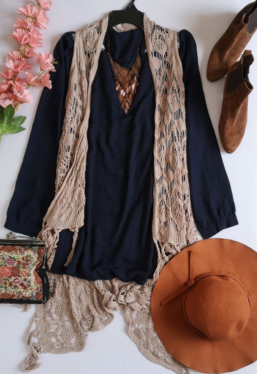 CHALECO CON FLECOS Y VESTIDO CORTO 