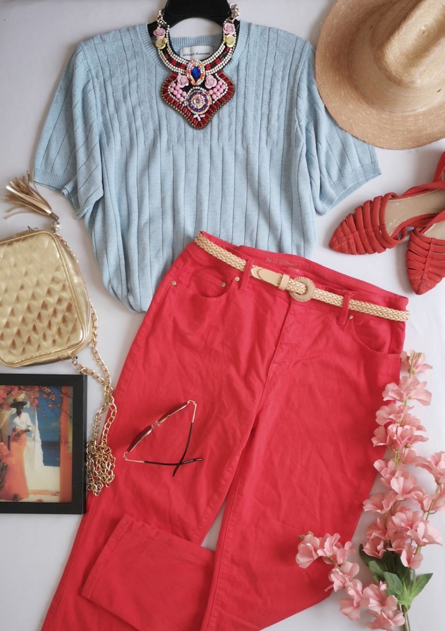 BLUSA TEJIDA CON JEANS CORTE RECTO 