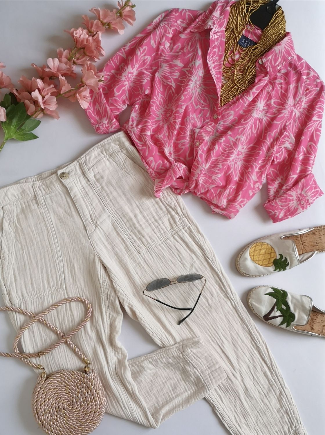PANTALÓN CON BOLSAS A LOS LADOS Y BLUSA MANGA 3/4
