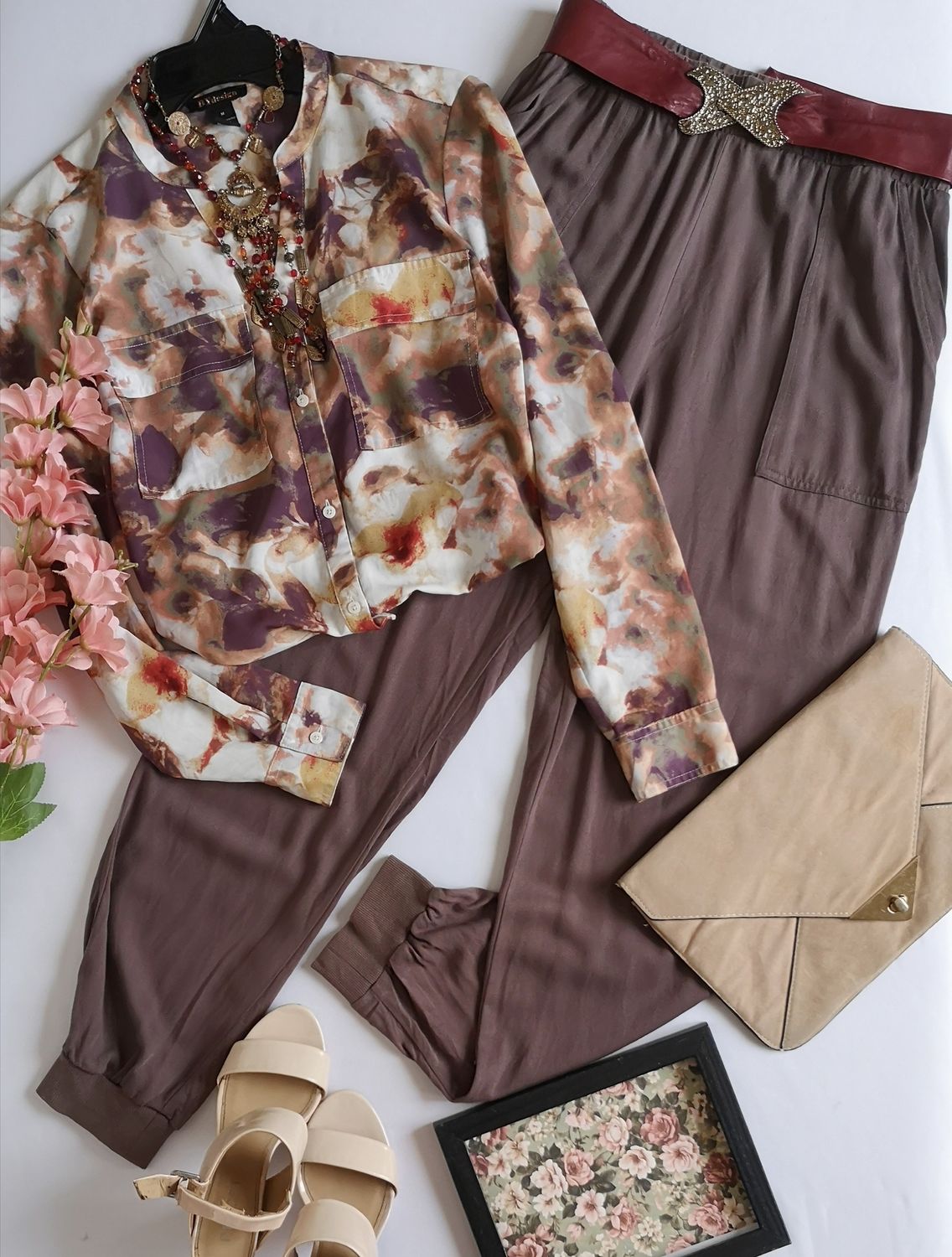 BLUSA CORTA Y PANTALÓN TIPO JOGGER