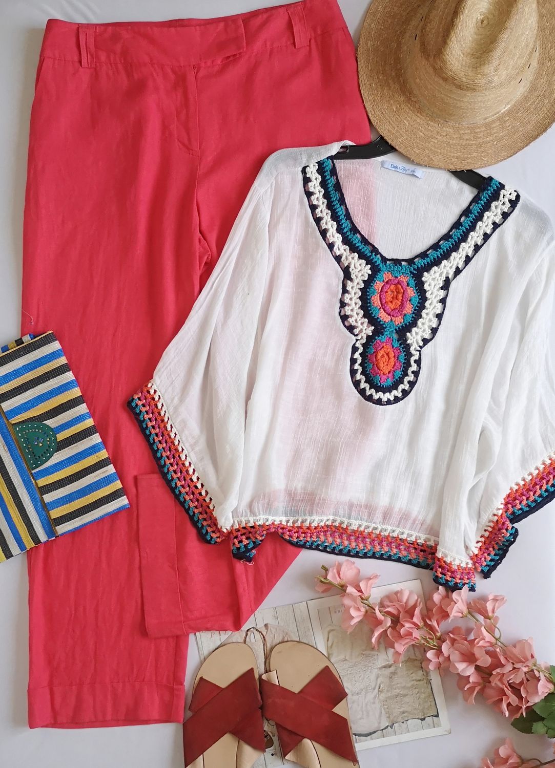 PANTALÓN DE LINO Y BLUSA CON DETALLES DE BORDADO