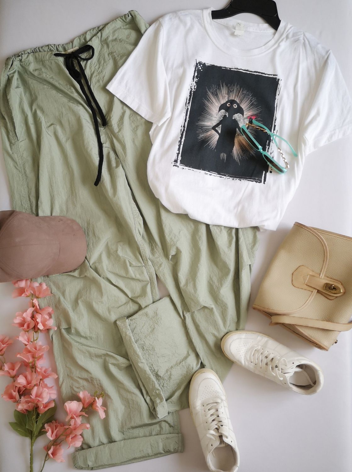 BLUSA MANGA CORTA Y PANTALÓN ANCHO DE ABAJO