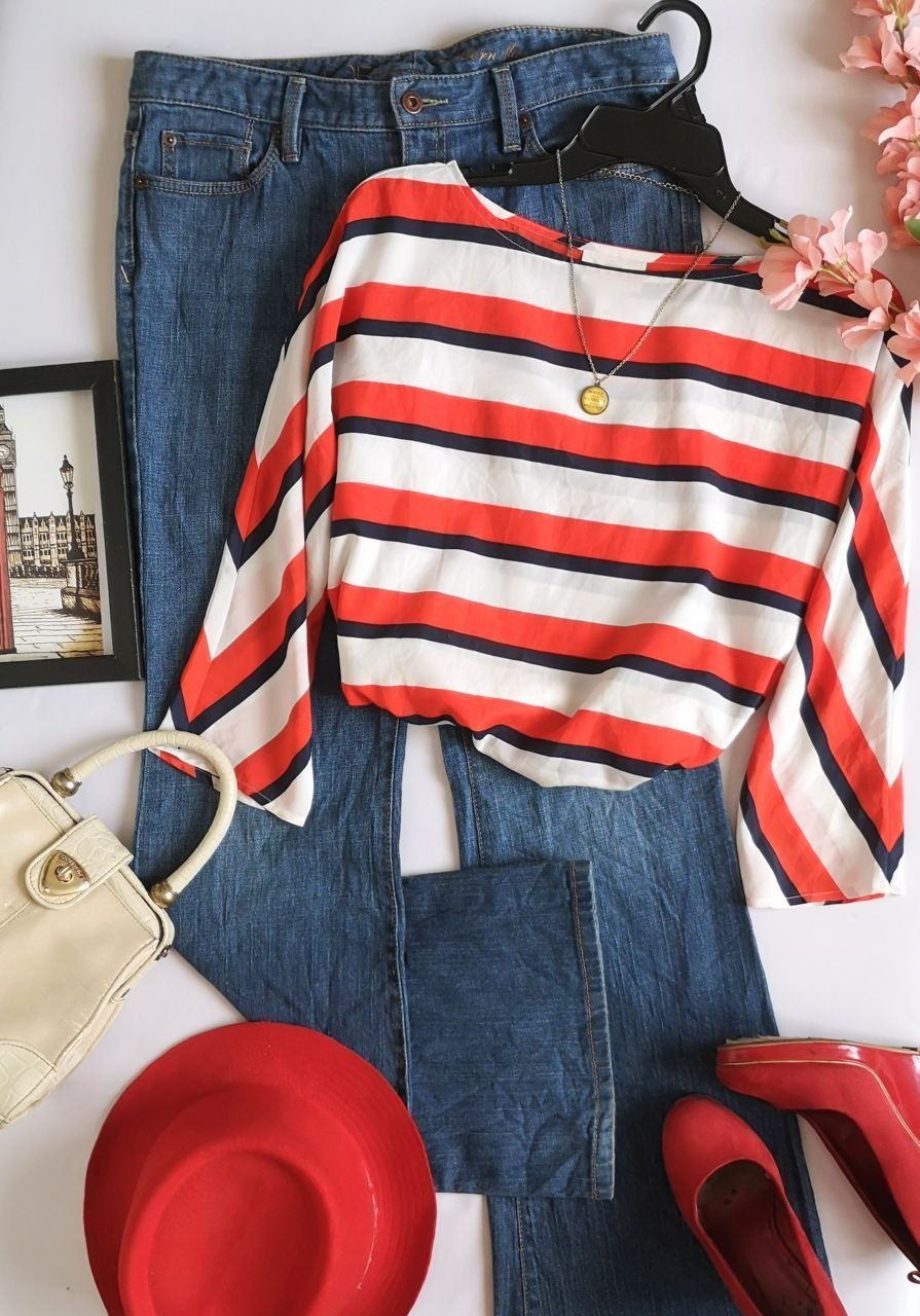 BLUSA CUELLO RECTO CON JEANS CAMPANA 