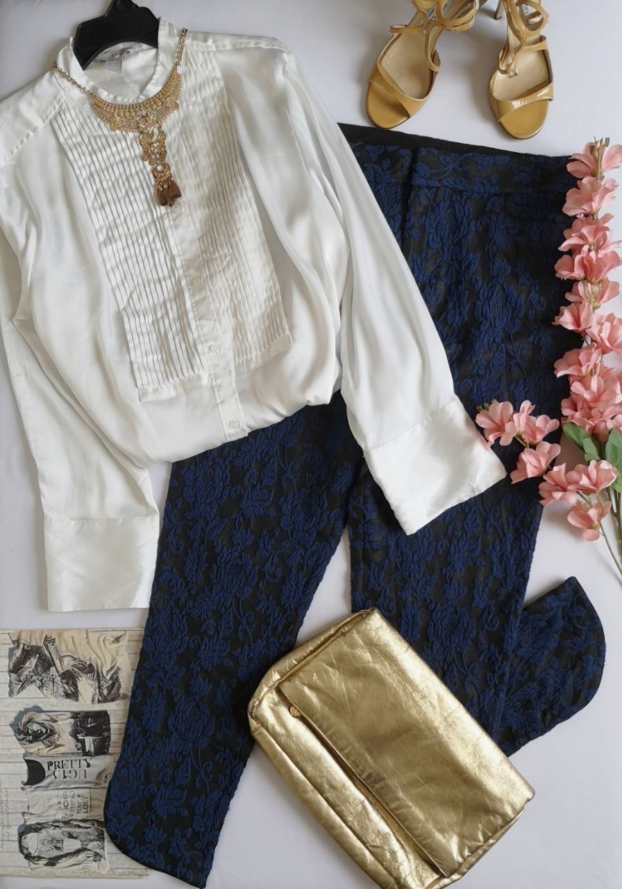 BLUSA CUELLO CHINO Y PANTALÓN CON DETALLES EN LA TELA