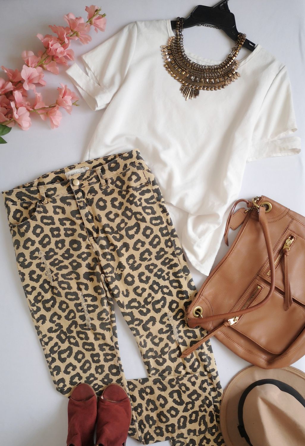 BLUSA TRASLAPADA DE ATRÁS Y JEANS ANIMAL PRINT