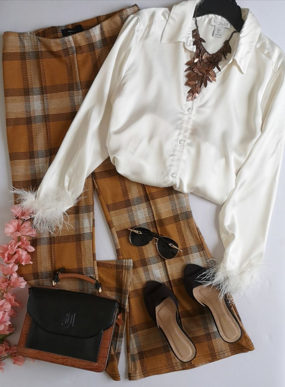 BLUSA TIPO SEDA CON PANTALÓN CORTO CAMPANA