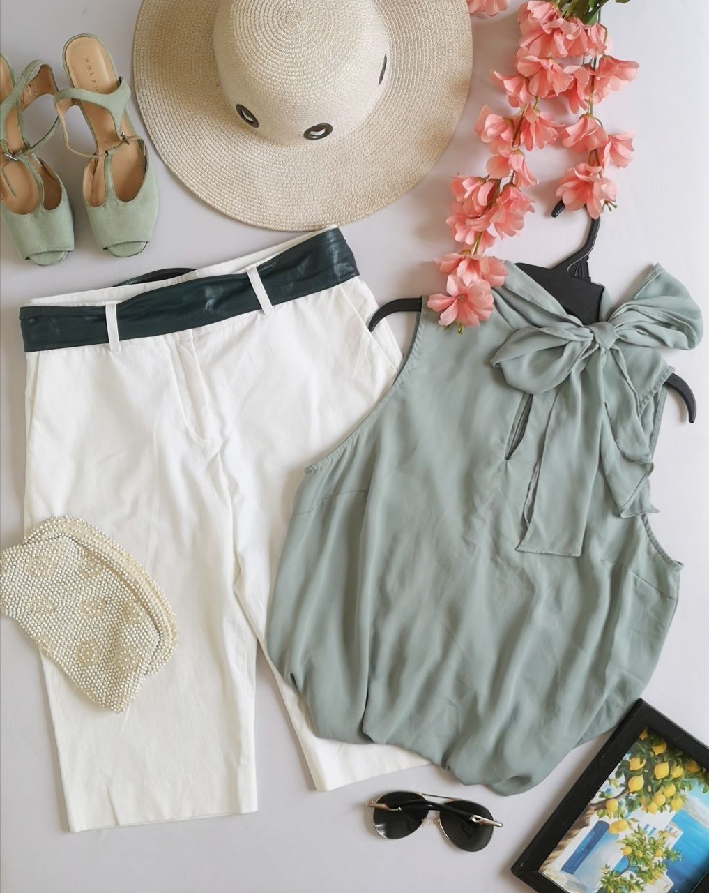 BLUSA CON CINTO PARA MOÑO Y BERMUDA 