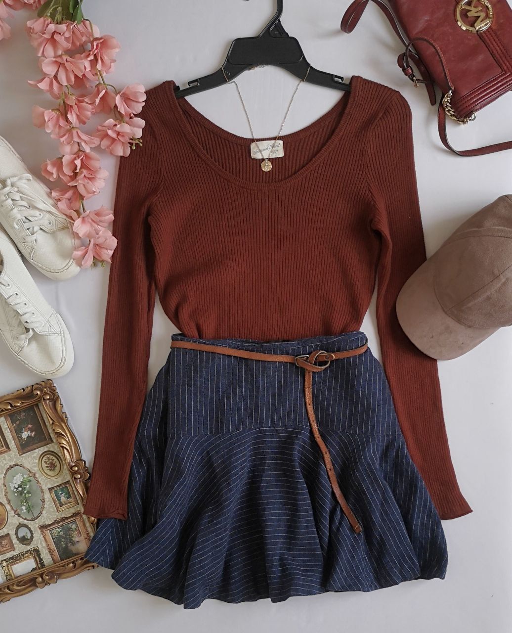 BLUSA TALLADA CON FALDA CORTA