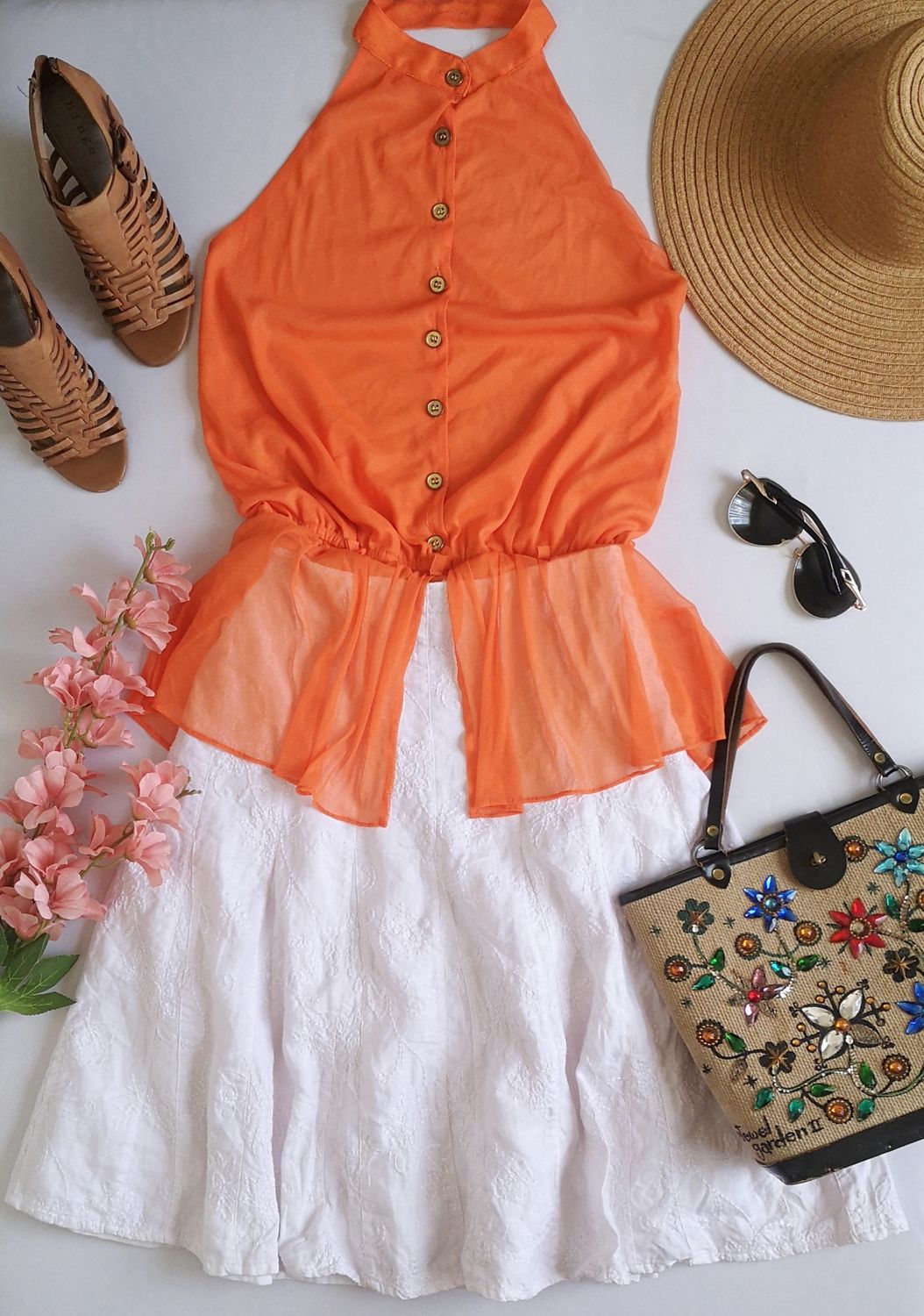 FALDA DE LINO BORDADA Y BLUSA HALTER