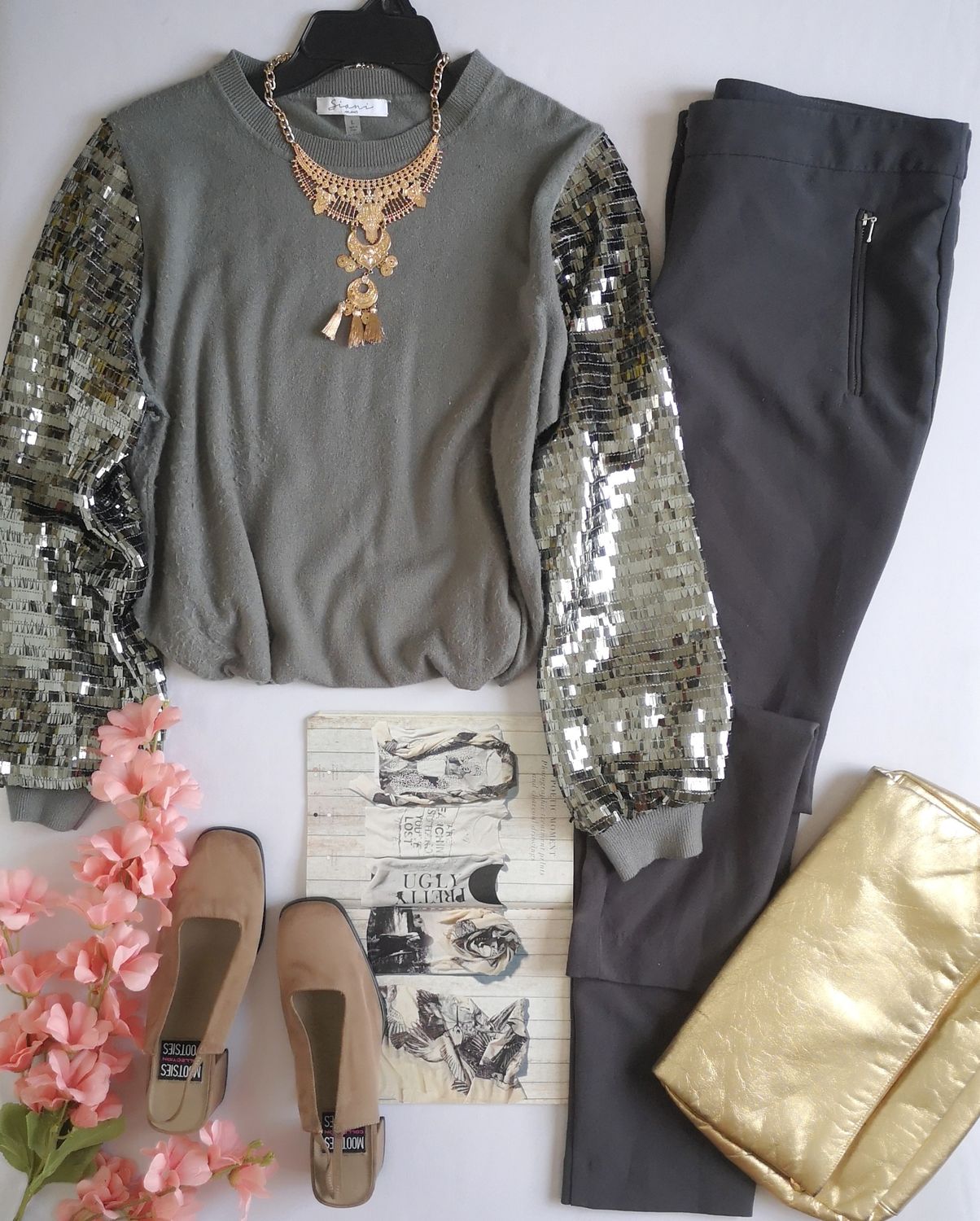 BLUSA CON LENTEJUELAS EN LAS MANGAS Y PANTALÓN CON ZIPPERS ADELANTE
