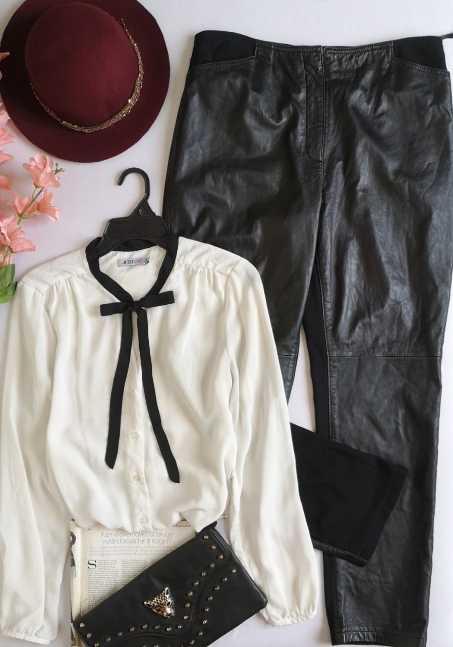 BLUSA DE CHIFÓN CON PANTALÓN DE CUERO ADELANTE ⚓