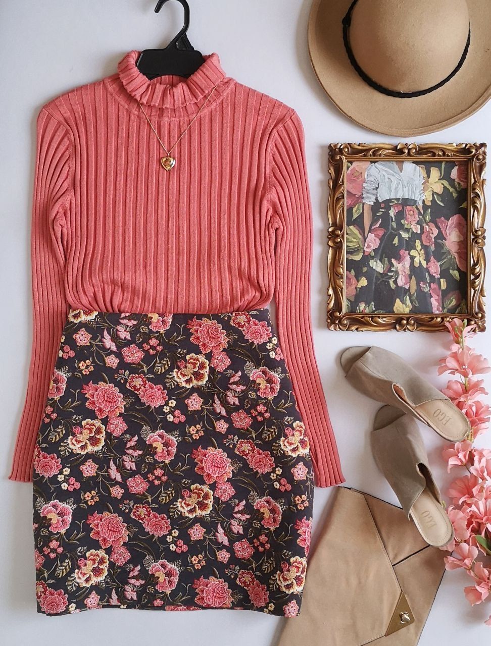 BLUSA ACANALADA CON FALDA ARRIBA DE LA RODILLA 
