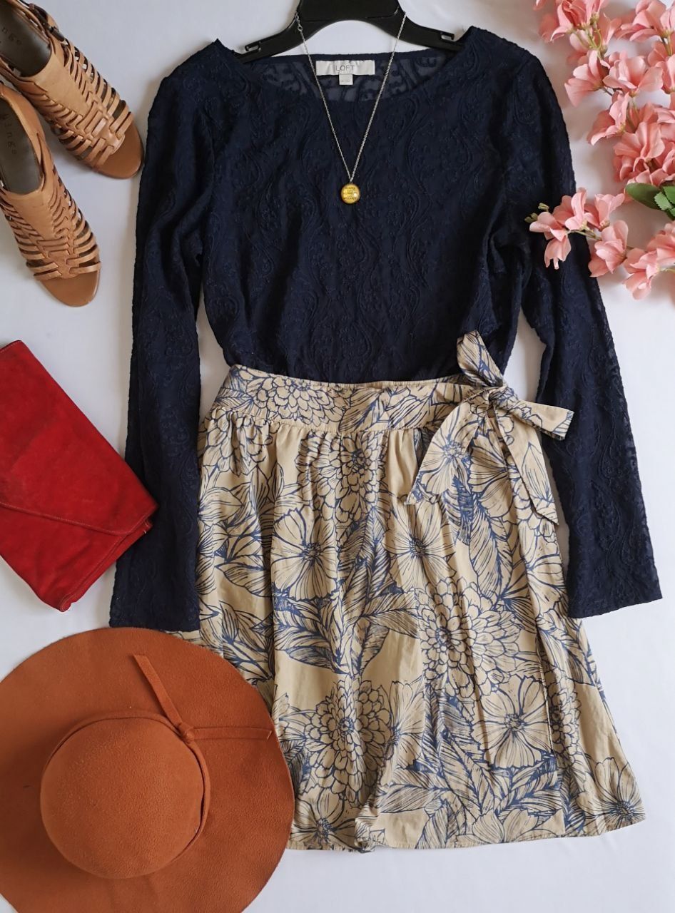BLUSA BORDADA CON FALDA TRASLAPADA CERRADA 