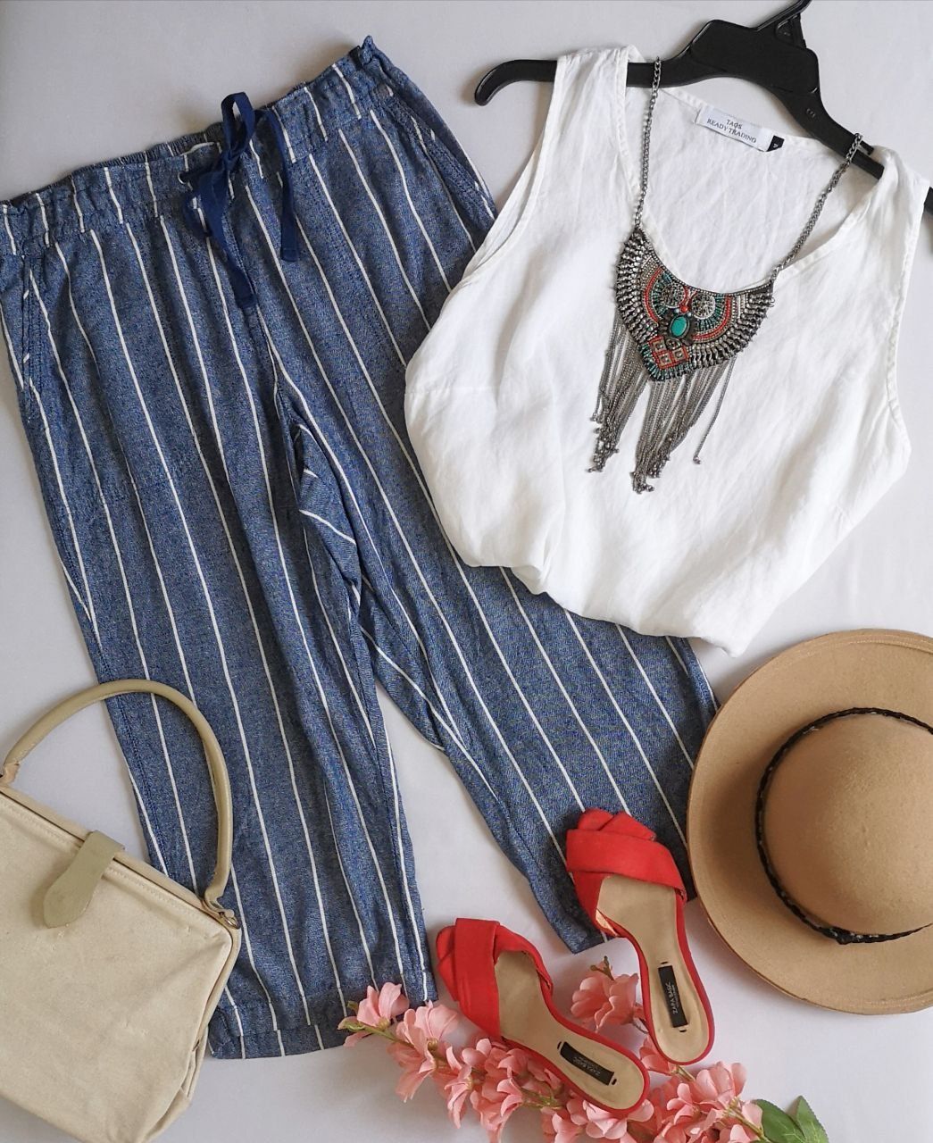 BLUSA DE LINO CON PANTALÓN CORTO