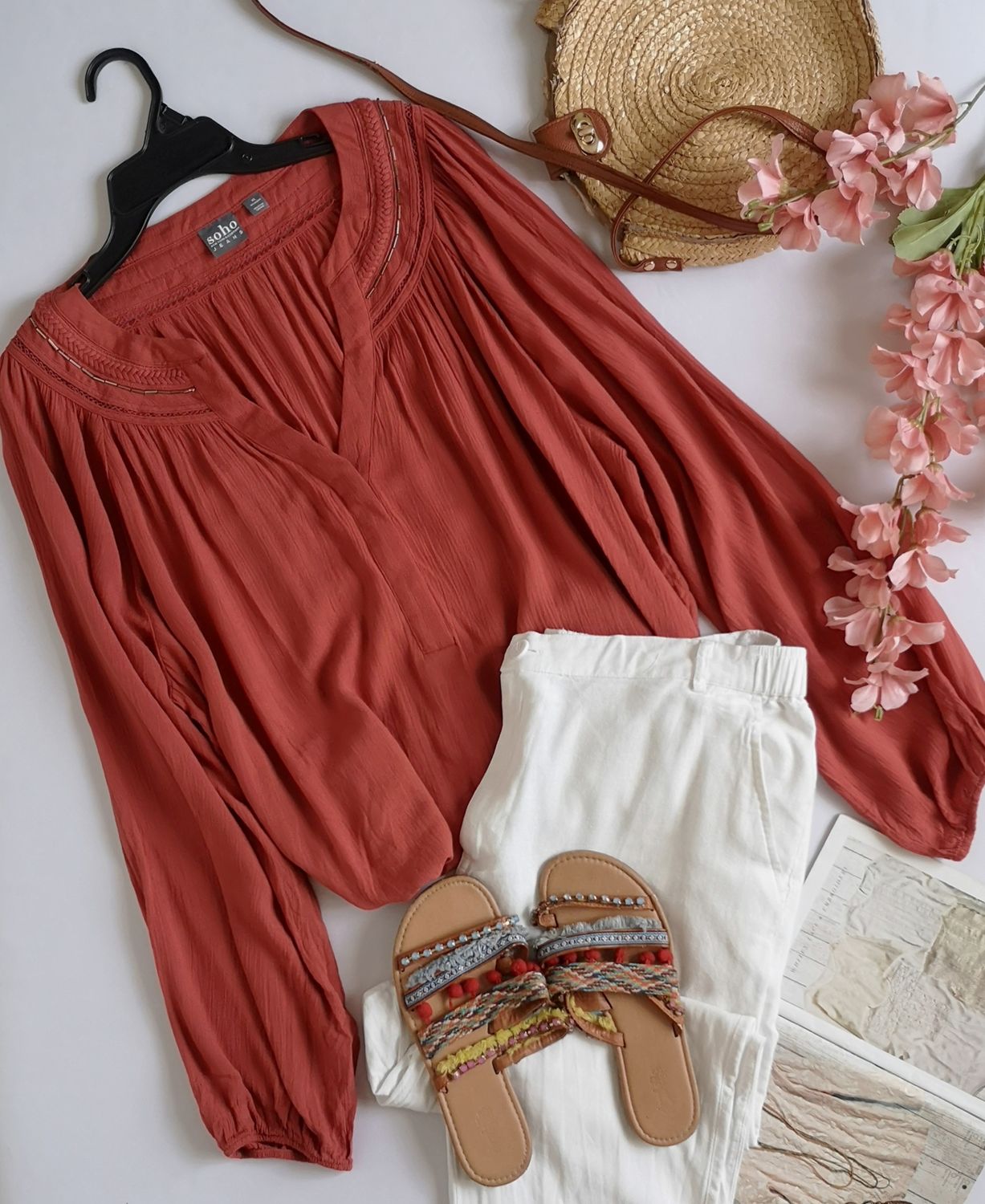 BLUSA TIPO BOHO BORDADA DEL CUELLO