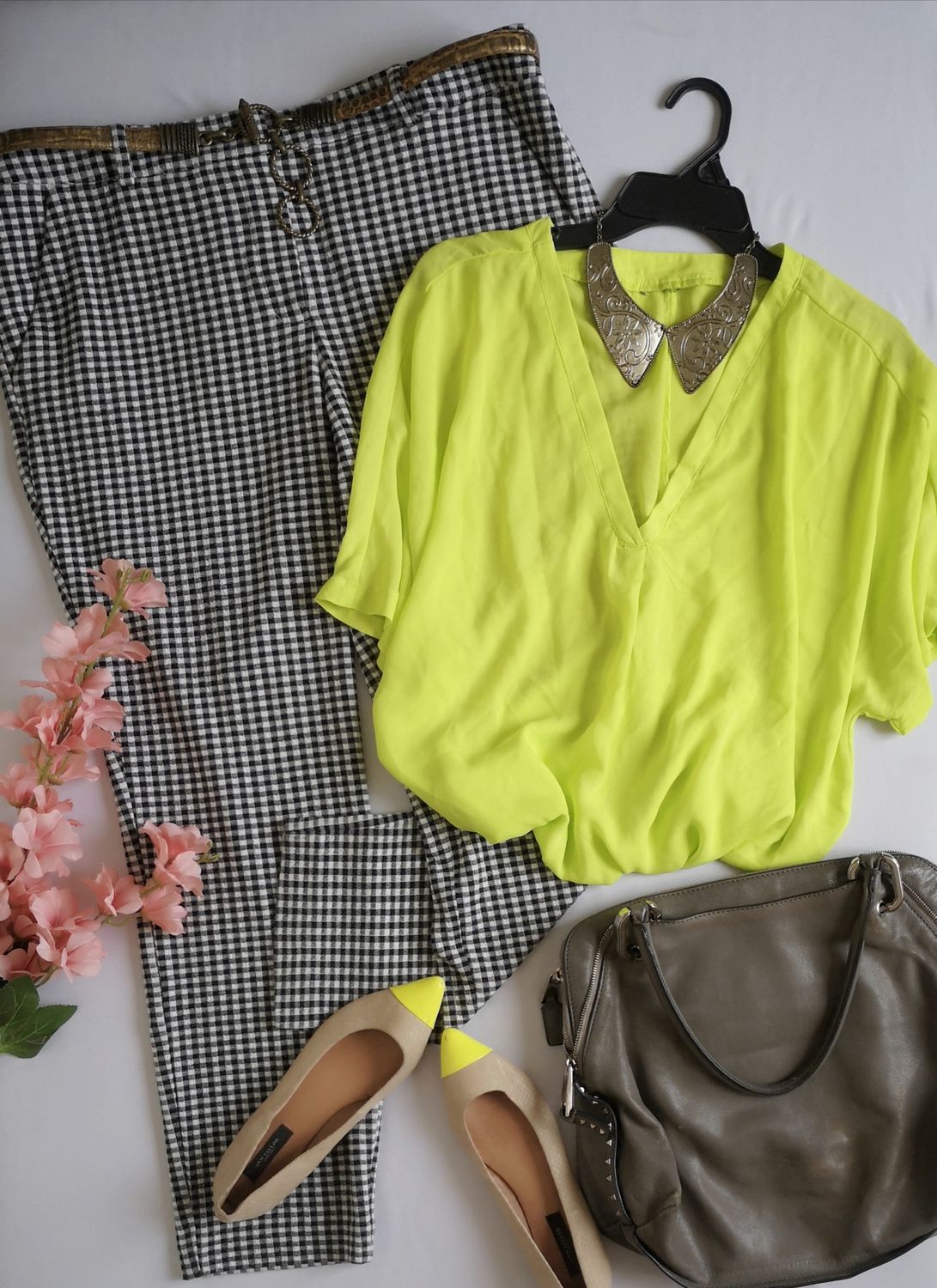 BLUSA DE CHIFON Y PANTALÓN CON BOLSAS A LOS LADOS