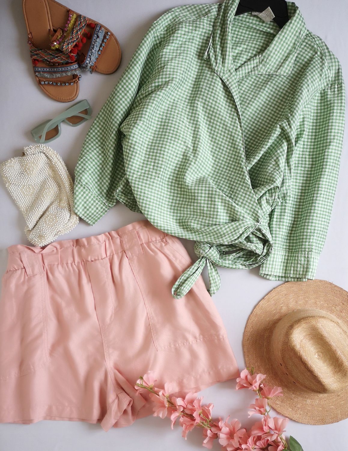 BLUSA TRASLAPADA DE SEDA  Y SHORT CON BOLSAS