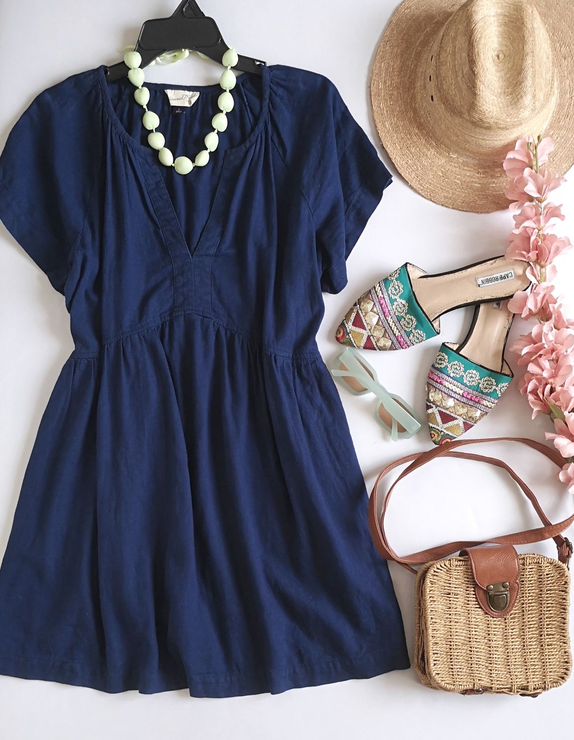 VESTIDO CON BOLSAS A LOS LADOS INCLUYE COLLAR