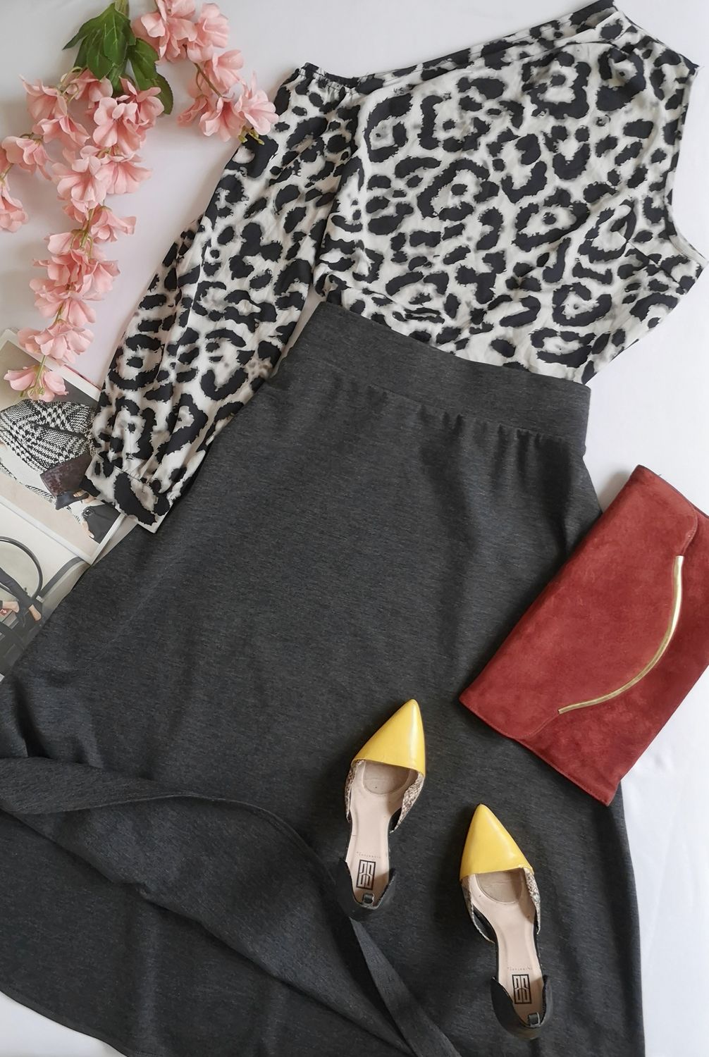 BLUSA CUELLO ASIMÉTRICO Y FALDA MIDI
