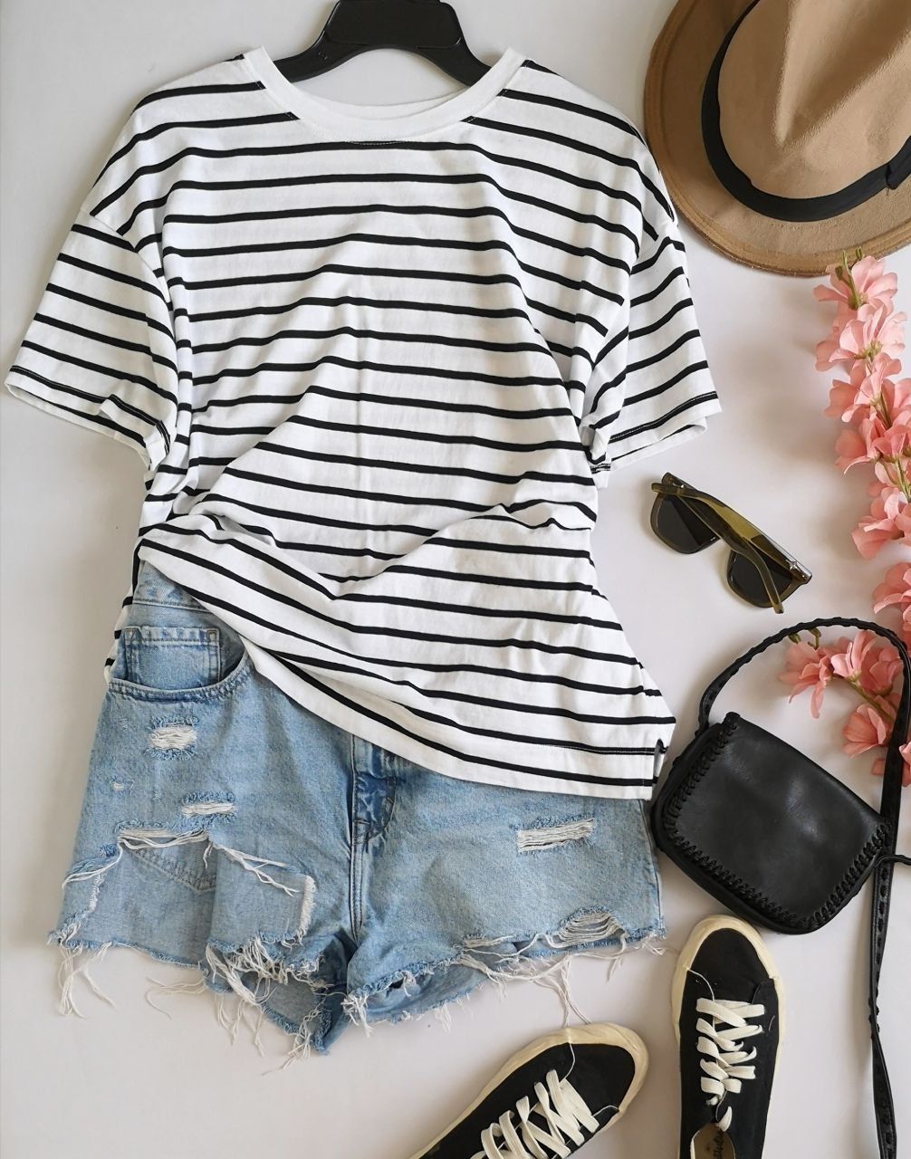 BLUSA ESTILO ANCHO CON SHORT RASGADO 