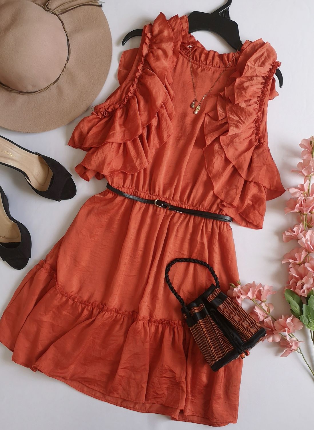 VESTIDO CON OLANES EN LAS MANGAS INCLUYE CINCHO