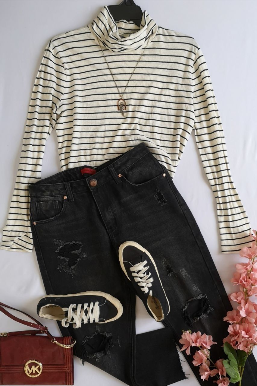 BLUSA CUELLO ALTO CON JEANS CORTO 
