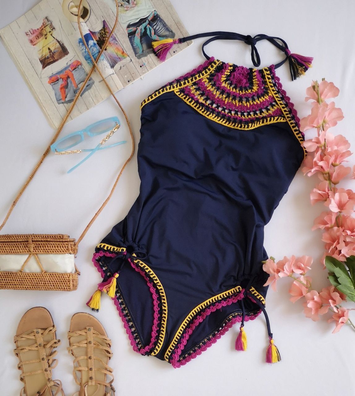 TRAJE DE BAÑO CON DETALLES DE TEJIDO 
