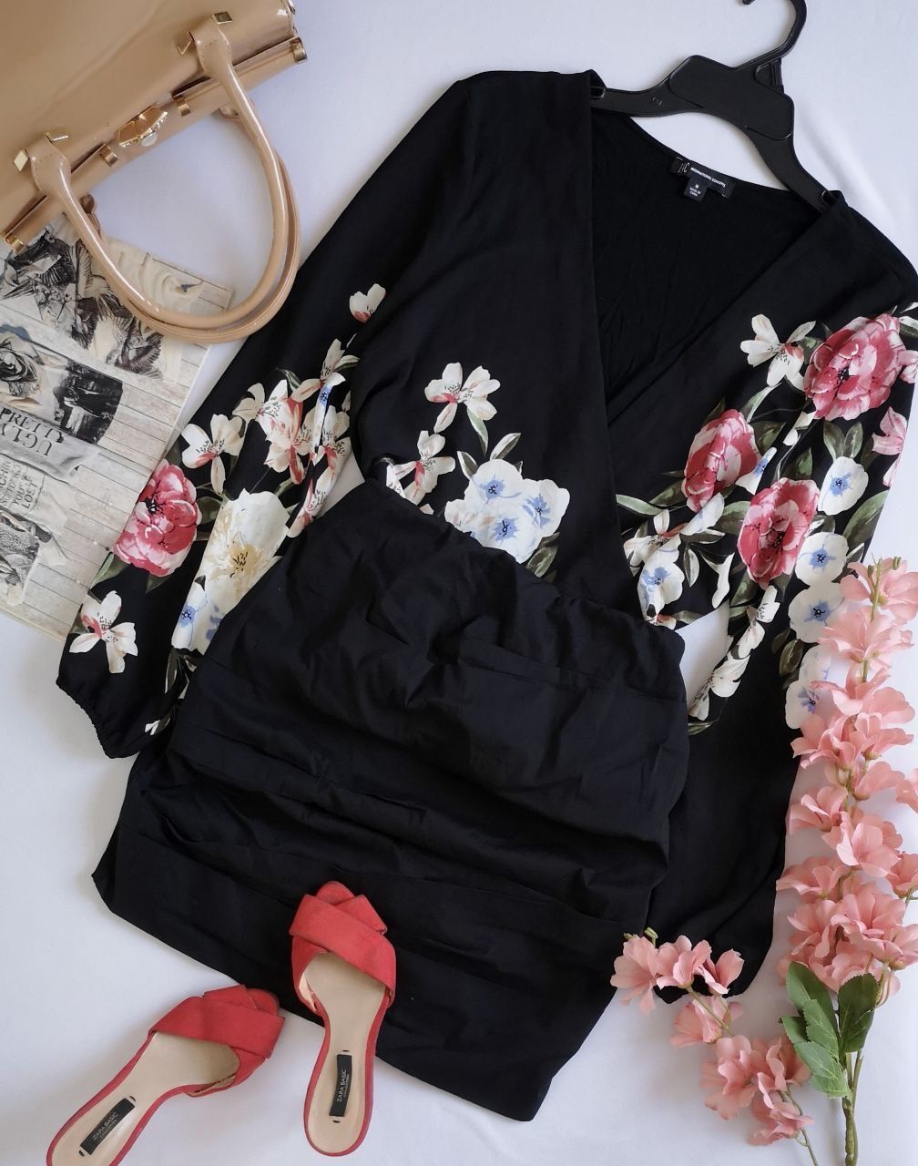 BLUSA TRASLAPADA CERRADA CON FALDA CORRUGADA DE ADELANTE   